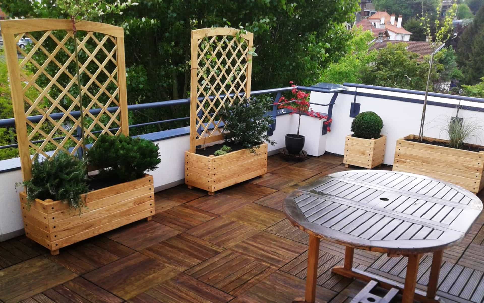 balcon avec terrasse en bois avec des plantes