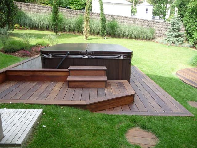 Jacuzzi et habillage en bois avec ses marches