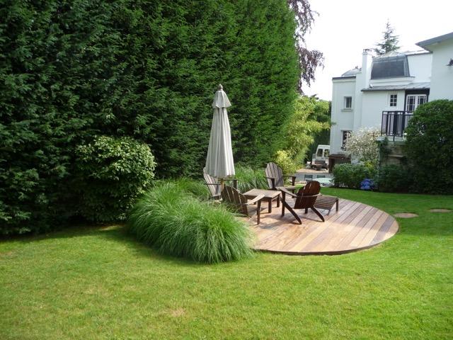 Terrasse en bois ronde et pennisetum