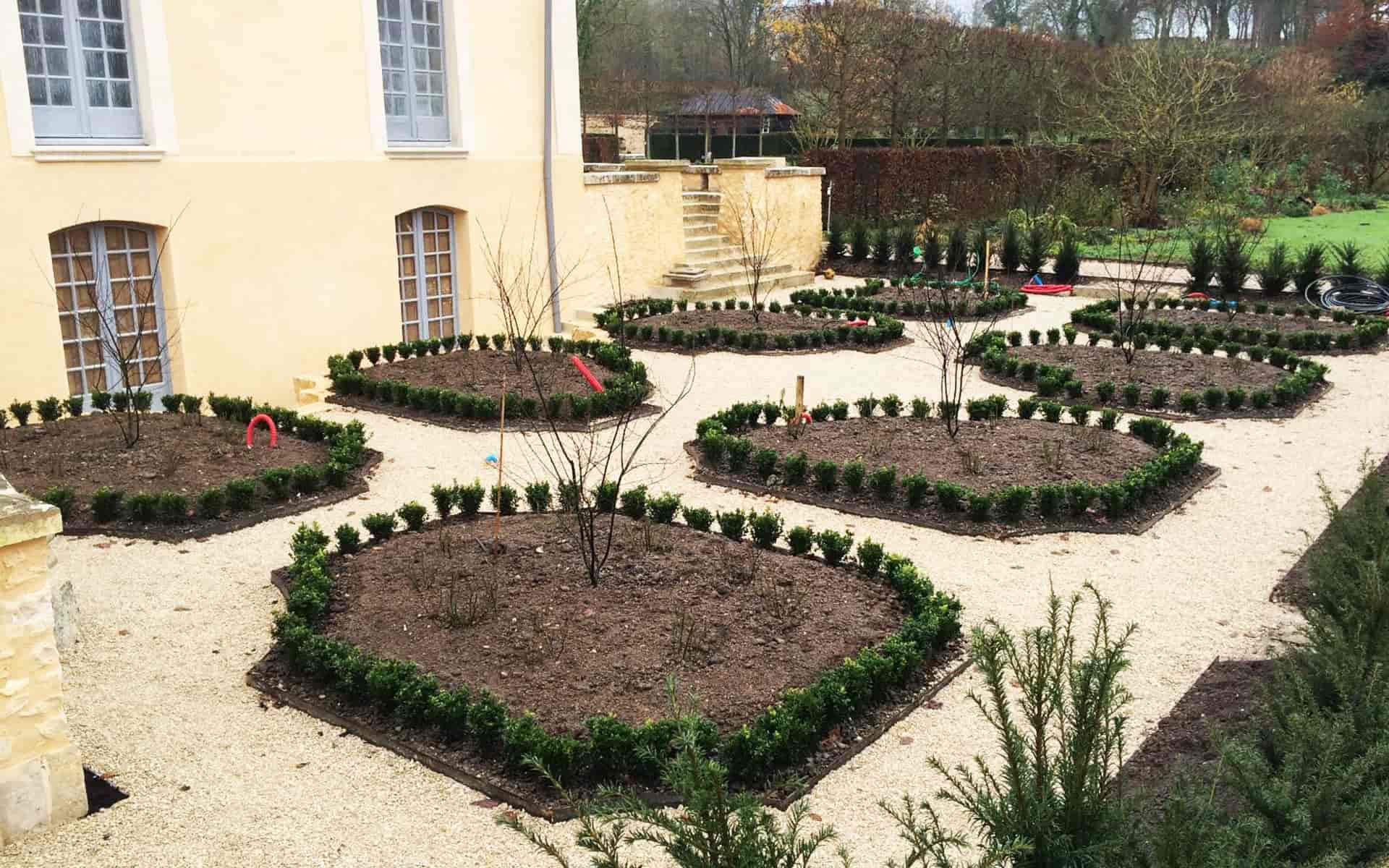 Jardin d'un palais en cour d'entretien