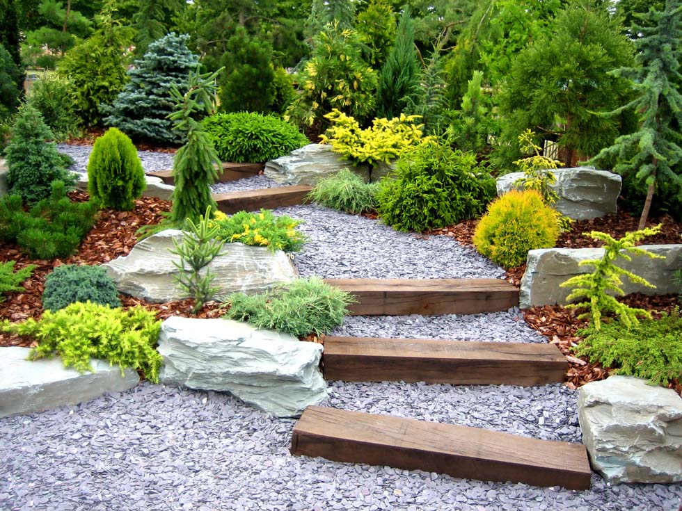 aménagement extérieur avec petit escalier et gravier